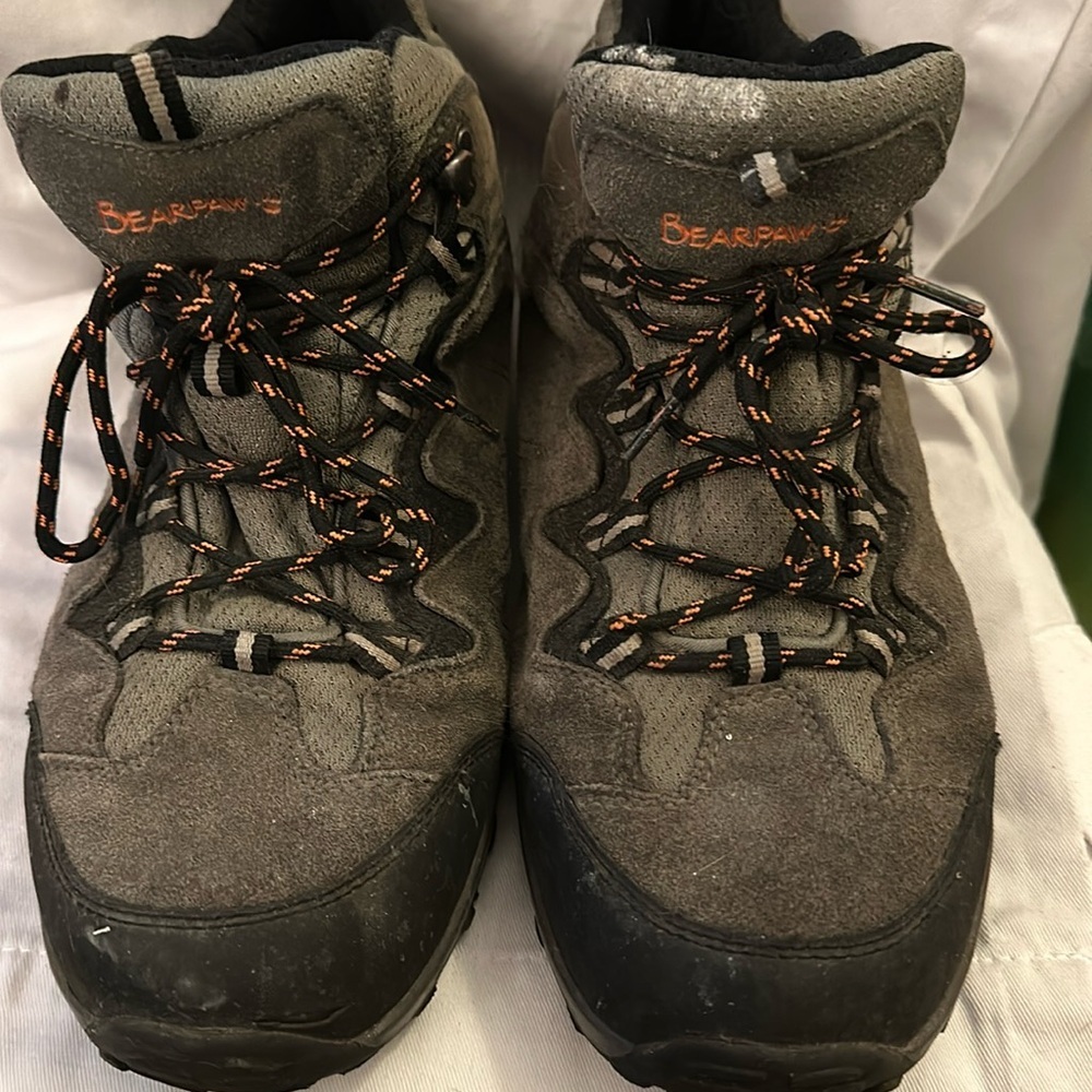 Mens Bearpaw hiking boots Used 10.5. Soles are in great condition.